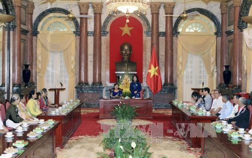Vizestaatspräsidentin trifft Vertreter der Menschen mit Verdiensten der Provinz Vinh Long - ảnh 1